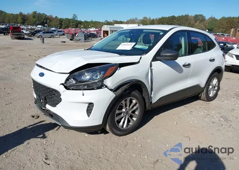2022 Ford Escape S z USA, uszkodzony, nr VIN 1FMCU9F60NUB65317